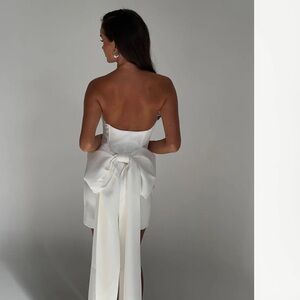 Meredith
Strapless Bow Mini Dress - White